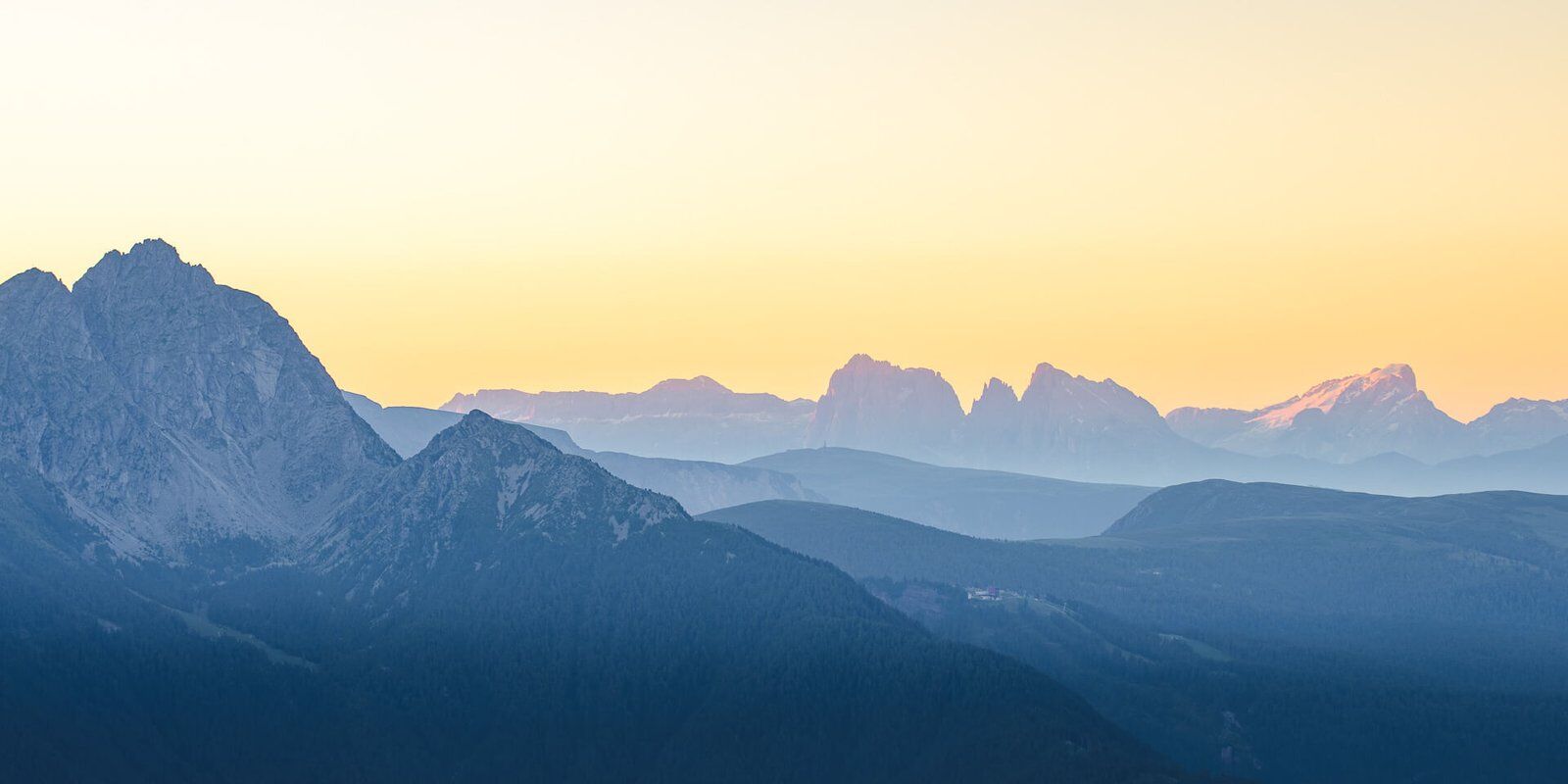 Alpenpanorama, mit Sellagruppe, Lang-und-Plattkofel und Marmolada im Abendrot, im Vordergrund der Hirzer