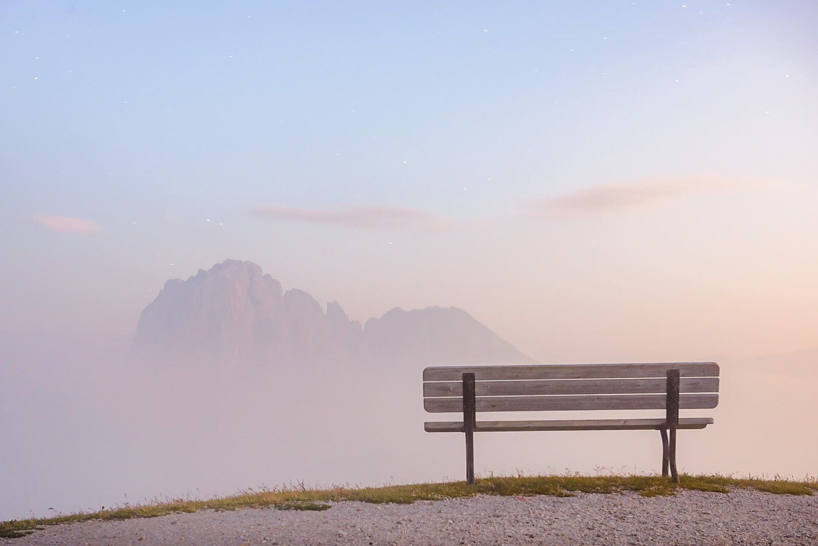 Langzeitbelichtung einer Bank auf der Secceda, mit Blick Richtung in Nebel geh&uuml;llten Lang-und-Plattkofel