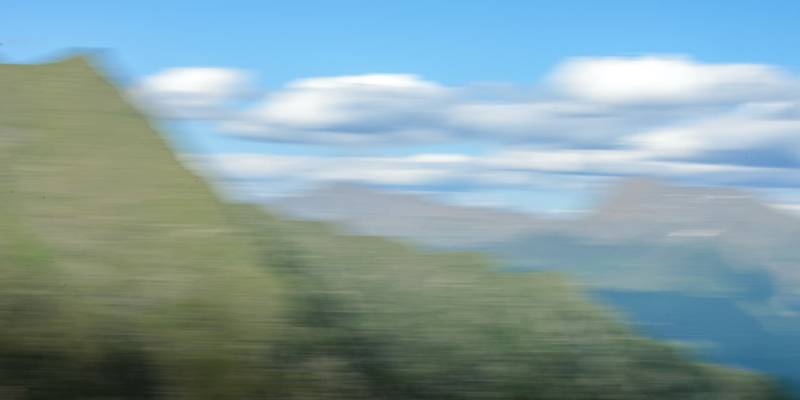 Bewusst bewegte Langzeitbelichtung von Bergen und Wolken